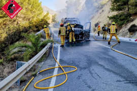 Se incendia un minibús en la carretera de El Campello a Aigües sin causar heridos