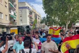 Tras la concentración en la plaza, los vecinos han iniciado la marcha por la barriada.