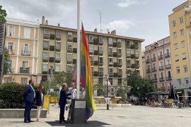 La bandera arcoíris llena de color la Plaza Pedro Zerolo de Chueca en el día del Orgullo LGTBI+