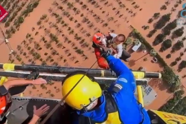 Bomberos de Alicante rescatan con helicóptero a un bebé de un año y a su madre en una casa aislada de Riola