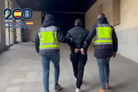 Detenidos 4 supuestos obreros que timaban a personas mayores cobrando reparaciones de tejados que no...