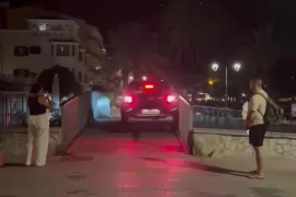 Dos turistas detenidas tras intentar cruzar un puente peatonal con un coche de alquiler en el Port de Sóller