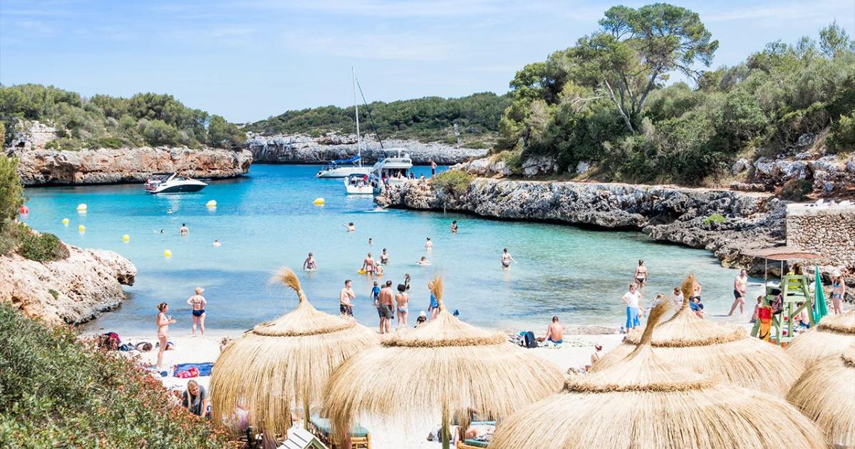 La cala de Mallorca con bandera azul que es un refugio de tranquilidad entre acantilados y aguas turquesas
