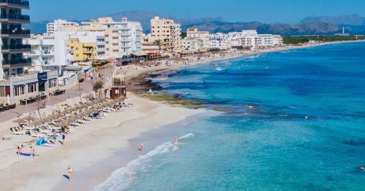 Esta es la playa de Mallorca con bandera azul que tiene kilómetros de arena dorada y aguas serenas para un baño sin prisas ni agobios