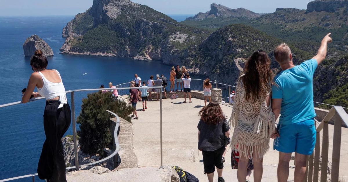 Raúl Porras, turista en Mallorca: «Un mirador genial, pero en verano mejor prescindir de la foto de Instagram al atardecer»