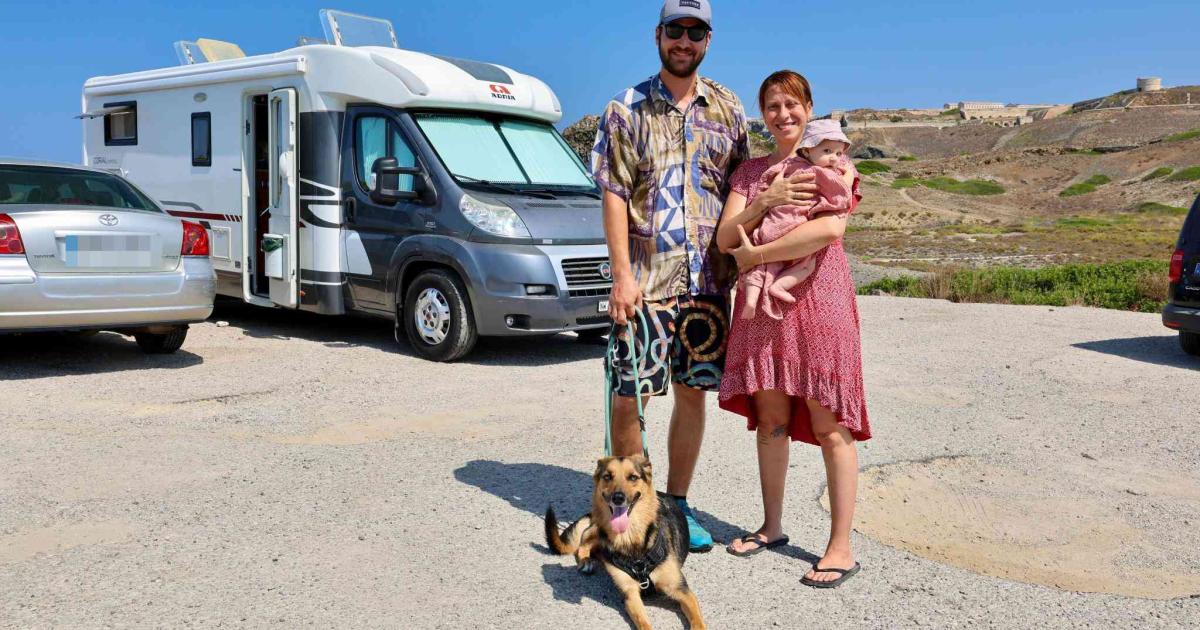 Obligados a vivir en una caravana con su bebé: «Buscar la sombra es cuestión de supervivencia»