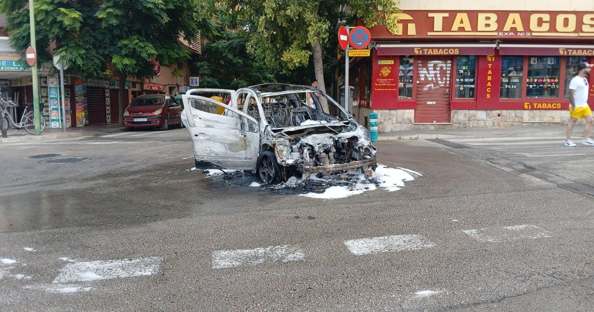 Arde un coche espontáneamente en mitad del Arenal