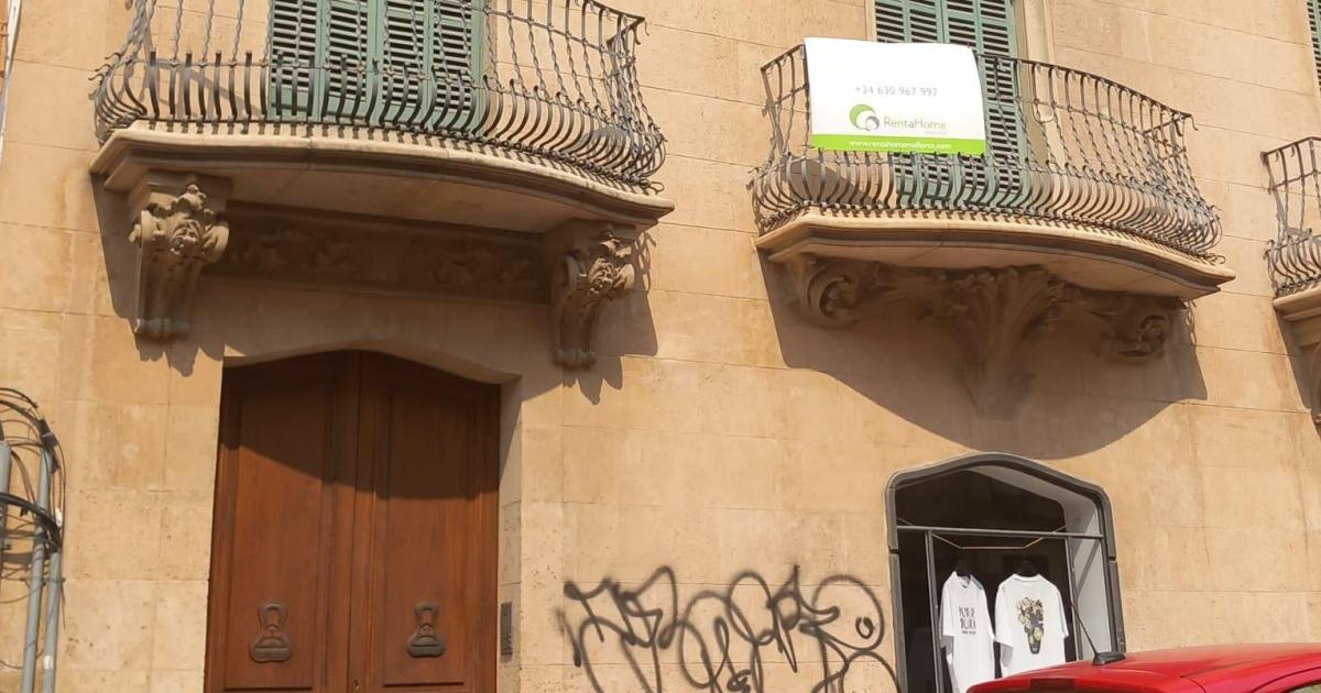 Denuncian una pintada vandálica en un edificio histórico de Santa Catalina