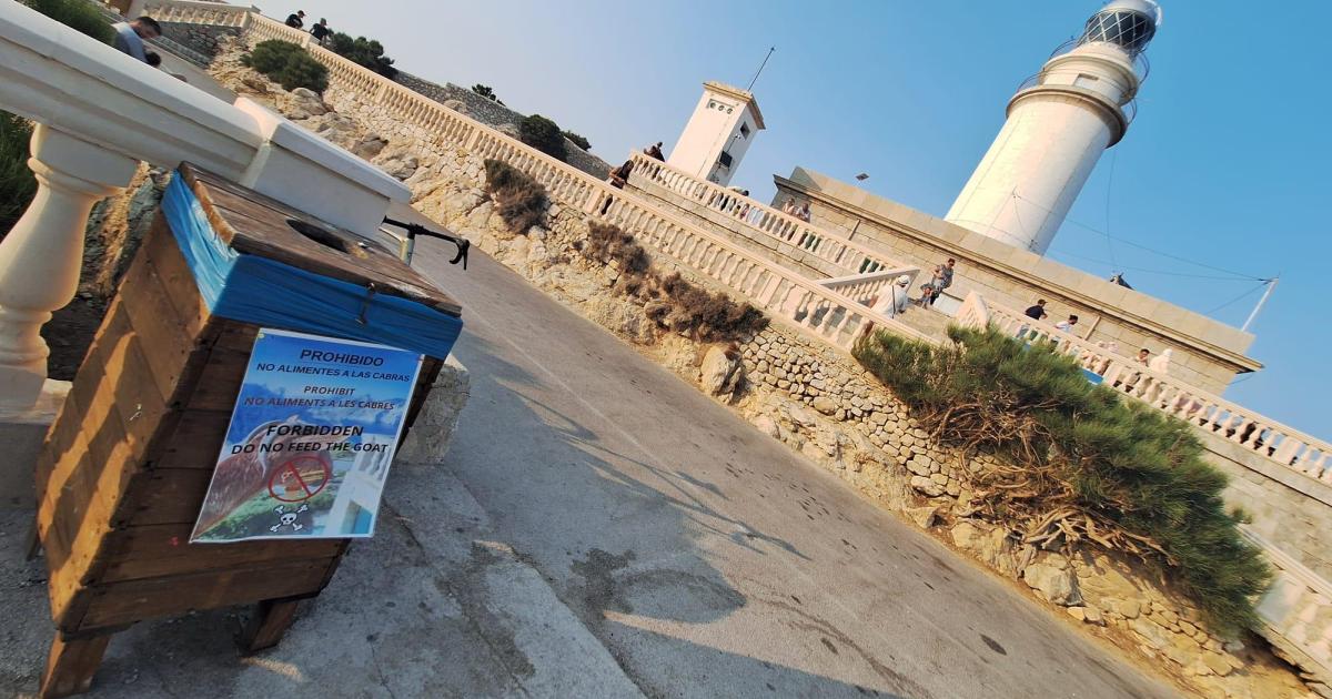 El singular cartel en el faro de Formentor que llama la atención de los turistas
