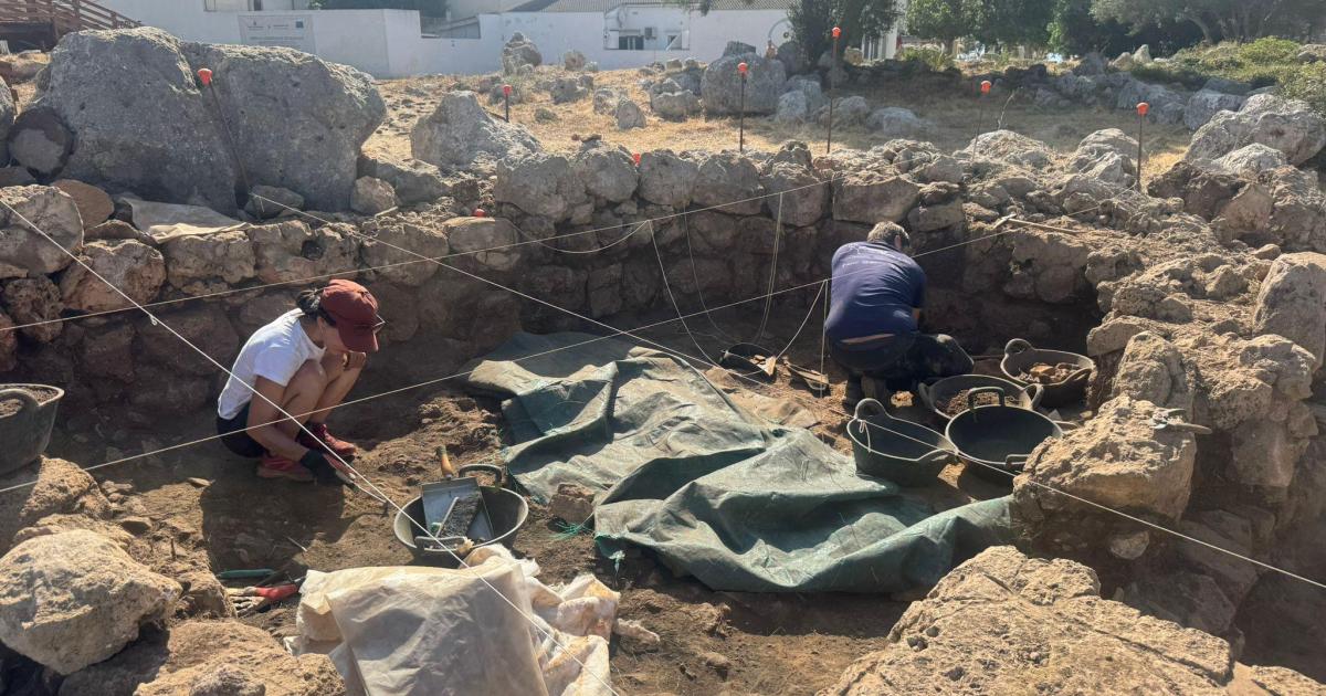 La excavación en el santuario del talayot de s’Illot halla un hogar en su interior