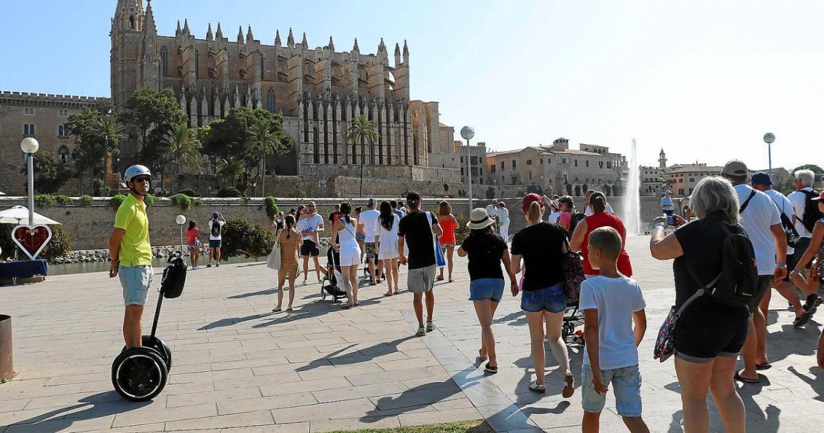 La Asociación de Guías avisa: «Las pintadas antiturísticas y las obras provocan una caída de las reservas en Palma»