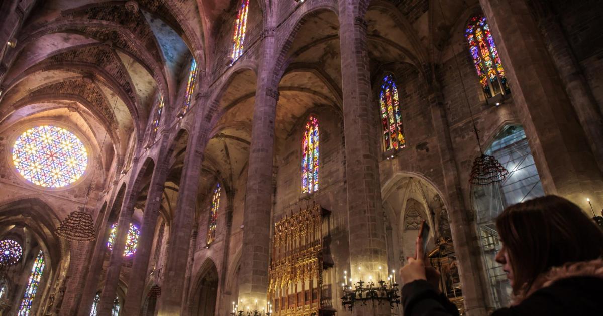 Nik, turista en la Catedral de Mallorca: «Desde el exterior ya impone respeto, pero al entrar la inmensidad del lugar deja sin aliento»