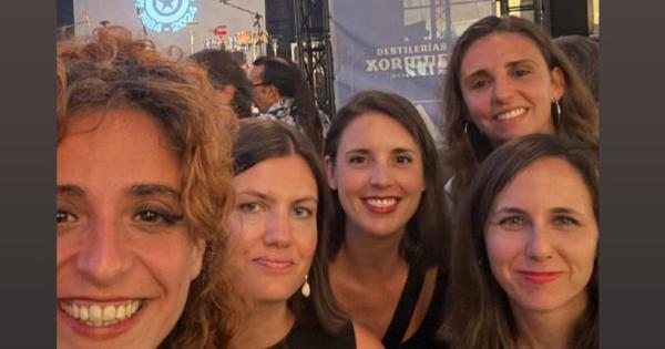 Irene Montero e Ione Belarra disfrutan de un concierto en Menorca