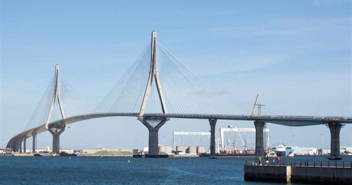Muere un hombre tras caerle una piedra mientras pescaba cerca del Puente de la Constitución en Cádiz