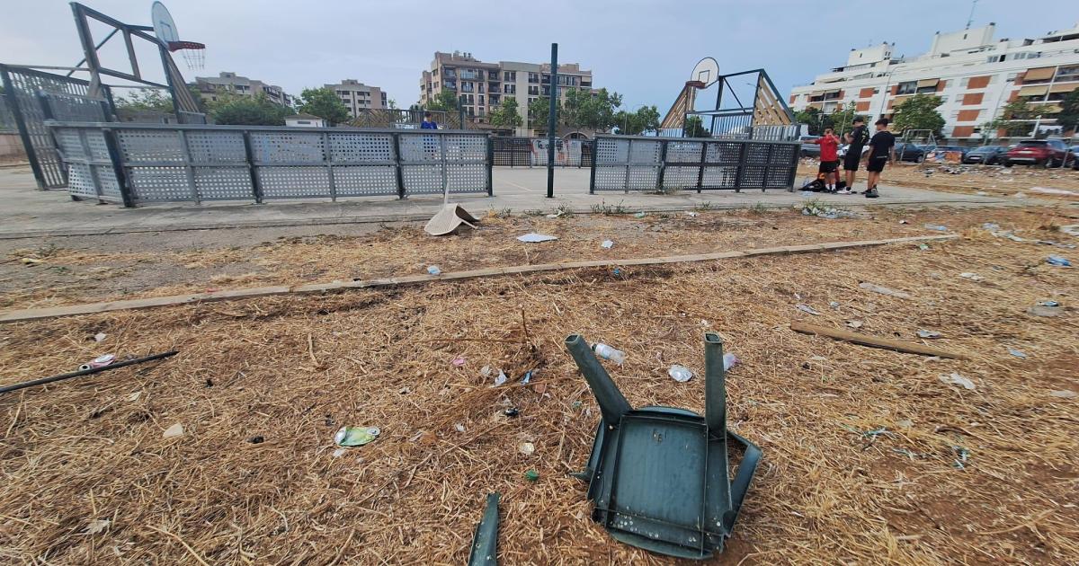 Jugando entre un mar de basura, residuos y un pequeño asentamiento