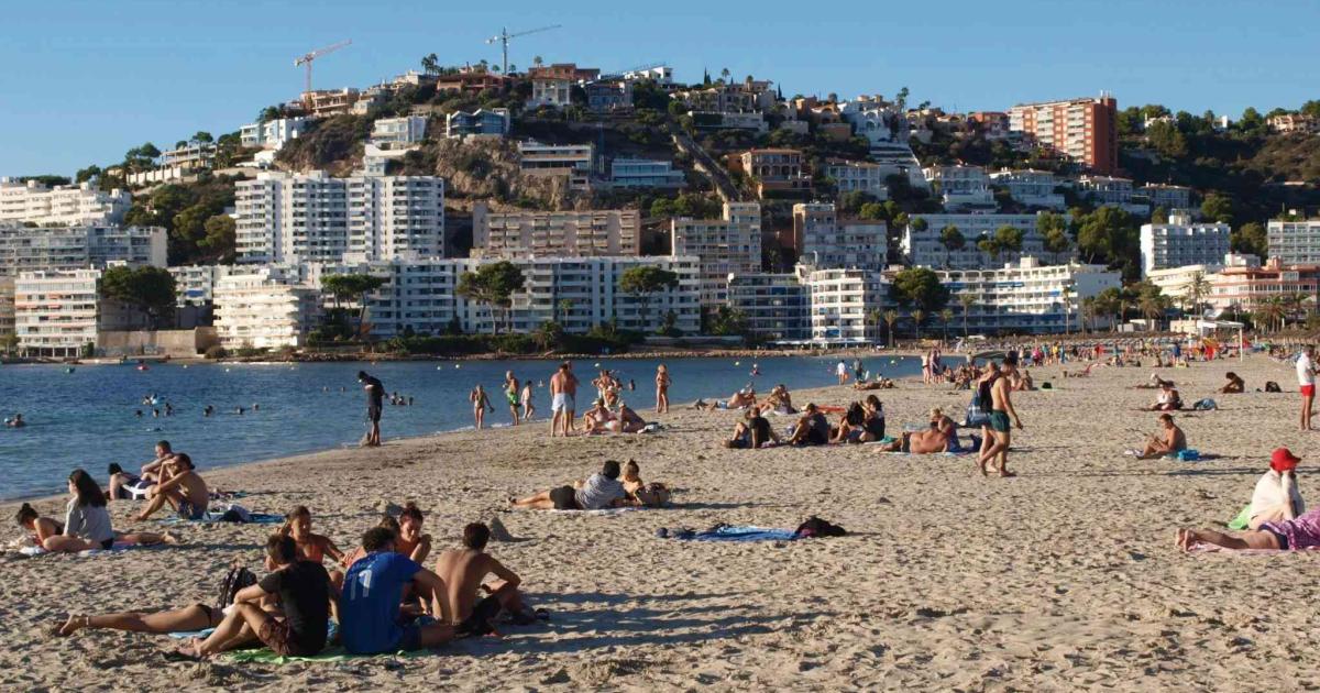 Josianne, turista en una playa de Mallorca: «Parece una piscina, el agua es transparente y el ambiente muy tranquilo»