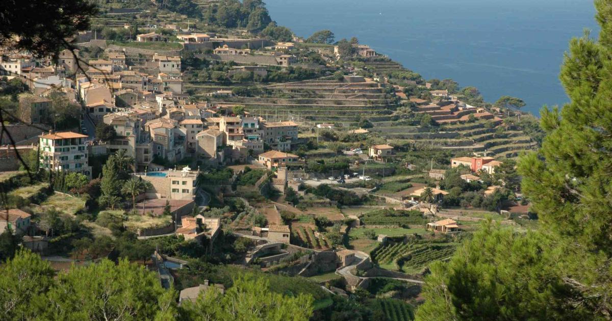 Este pequeño pueblo de Mallorca es un balcón con vistas al Mediterráneo: calas, vino y senderismo en un rincón suspendido entre mar y montaña