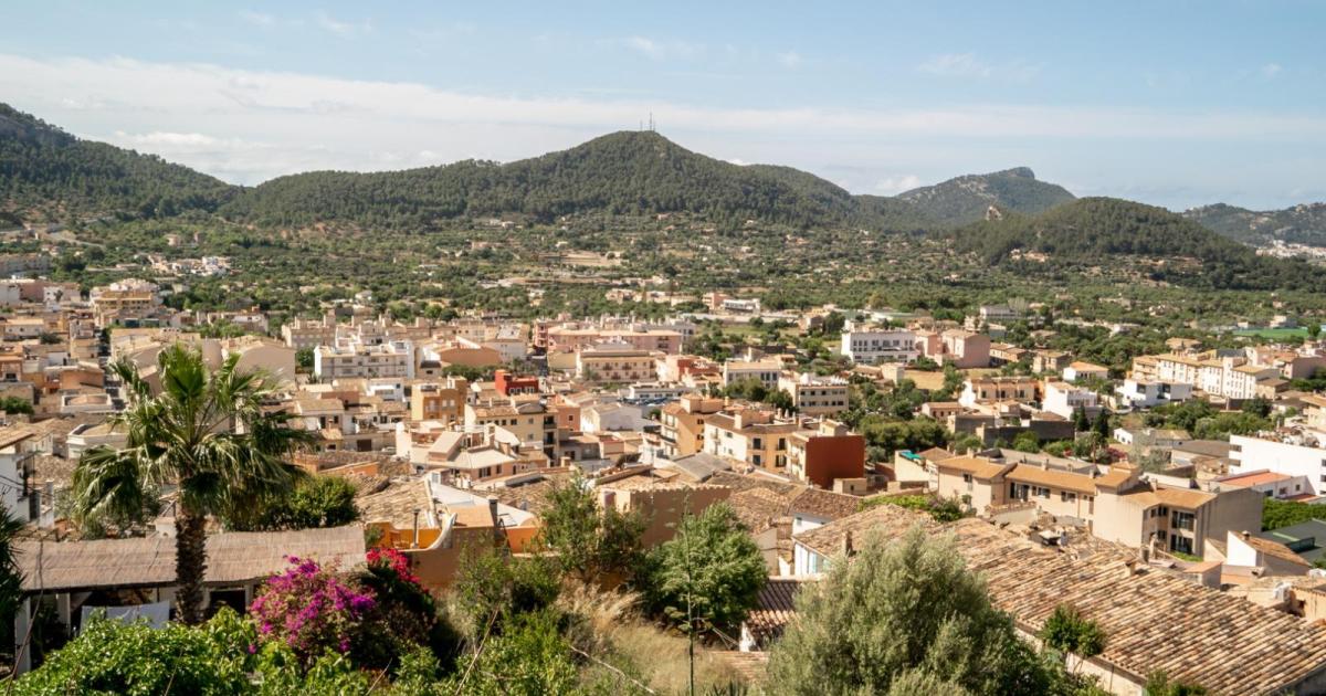 El pequeño pueblo de Mallorca donde crecen almendros, olivos y uvas junto al mar: historia, arte y paisajes de postal