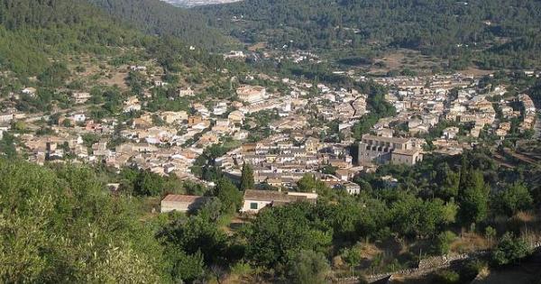 Entre puentes, encinas y adoquines: un rincón mallorquín que huele a historia y sabe a tradición
