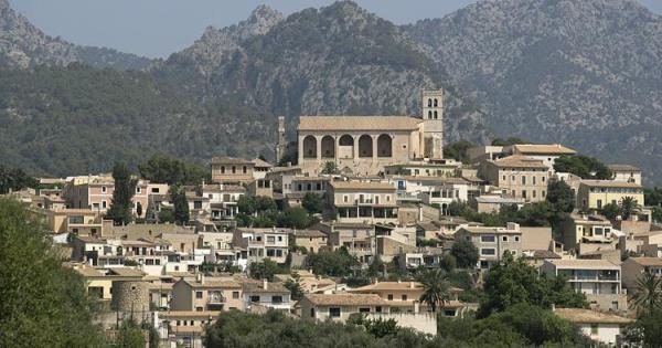 Escaleras hacia una iglesia gótica, pueblos con alma y mercados llenos de vida: el rincón de Mallorca que conserva la esencia de la isla