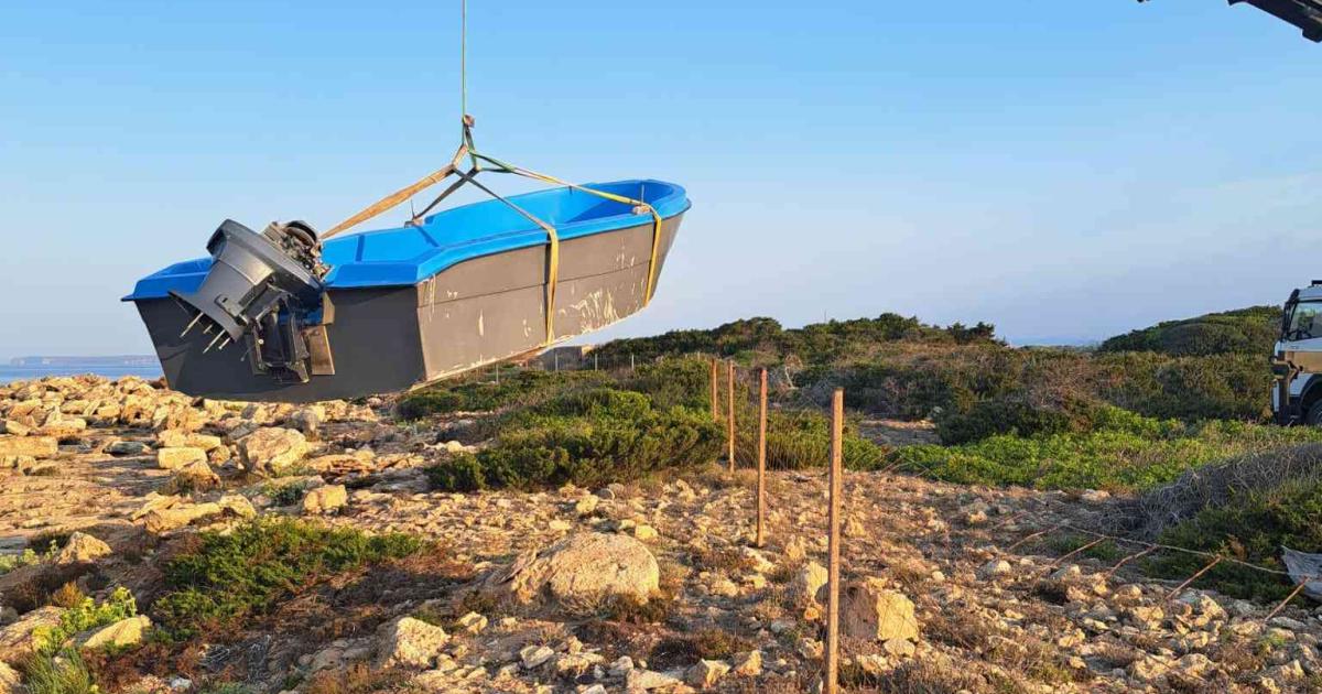 Ses Salines, Campos y Santanyí redoblan esfuerzos para retirar pateras de sus costas