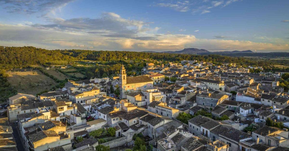 Un pequeño pueblo del centro de Mallorca que florece en mayo y mira a las estrellas