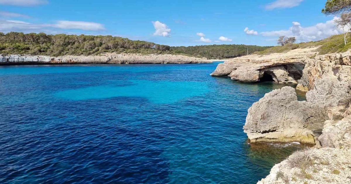 Bruna, turista en Cala Mondragó: «La playa en sí es de 5 estrellas, pero la gente que la visita no tiene ni una»