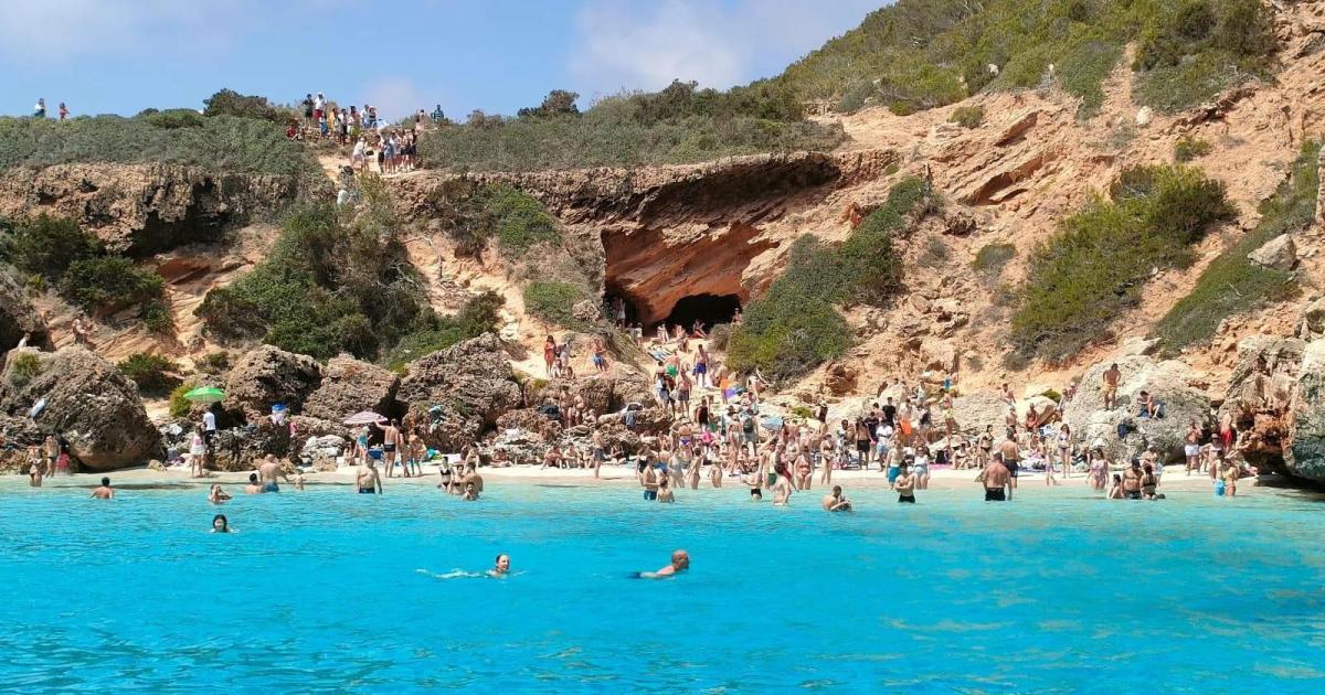 Lourdes, turista en el Caló des Moro: «Un lugar espectacular en el que se mezcla el azul del mar con el verde de la vegetación»