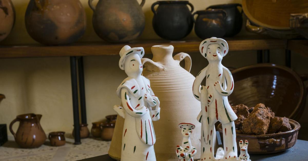 El pueblo mallorquín que une tradición alfarera y cultura comercial sin perder su esencia: entre hornos de barro y boutiques de diseño: e