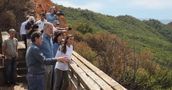 Felipe VI, «desolado» al ver la «dimensión de la tragedia» de los incendios en Las Médulas: «Hay mucho que hacer»