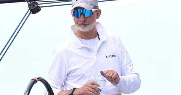 El misterio tras las gafas deportivas que ha llevado el rey Felipe VI en Mallorca este verano: son polarizadas y de marca española