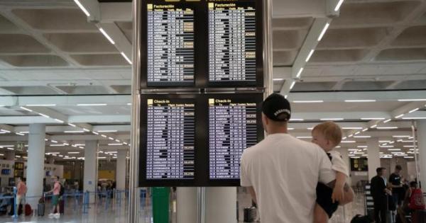La jornada con avisos por mal tiempo arranca con casi un centenar de retrasos en el aeropuerto de Palma