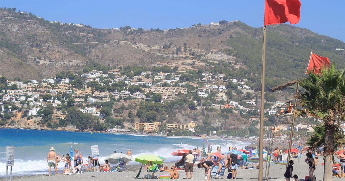 Piden precaución a usuarios de motos de agua y surferos en las playas de Almuñécar (Granada) por fuertes vientos