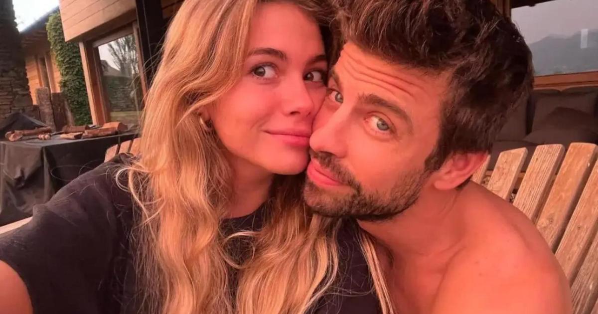 Gerard Piqué y Clara Chía, muy cariñosos, protagonizan un romántico beso en público en plena ola de rumores de compromiso