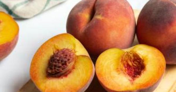 El fruto de piel lisa que rejuvenece la piel, regula la tensión y fortalece las defensas: el secreto mejor guardado del final del verano