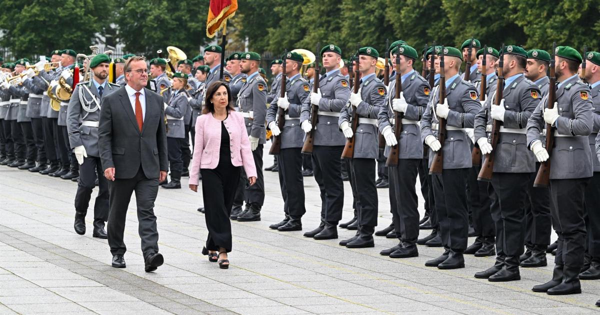 Robles pide unión para apoyar a Ucrania tras la «terrible matanza» en Kiev