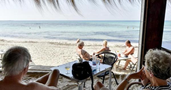Hoteles y apartamentos de Baleares alojaron en julio a 2,3 millones de turistas
