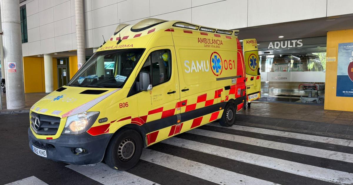 Herido grave un hombre al quedarle atrapado un brazo tras volcar con su coche