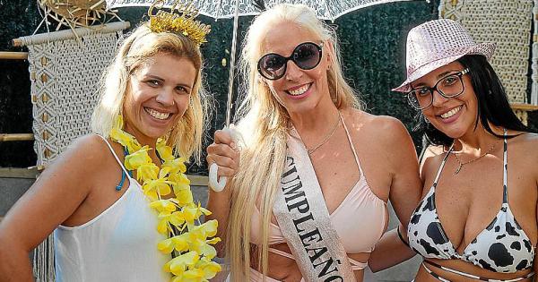 Amigos, flores y drag queens para celebrar un 45 cumpleaños