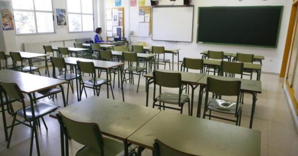 Una treintena de personas protestan contra la gestión en las adjudicaciones de plazas de docentes interinos