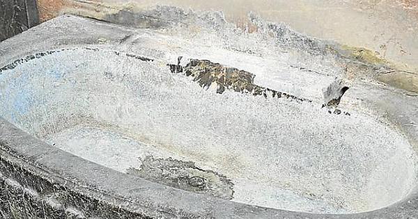 Denuncia daños en la fuente de plaza de Sóller tras ser limpiada con ácido