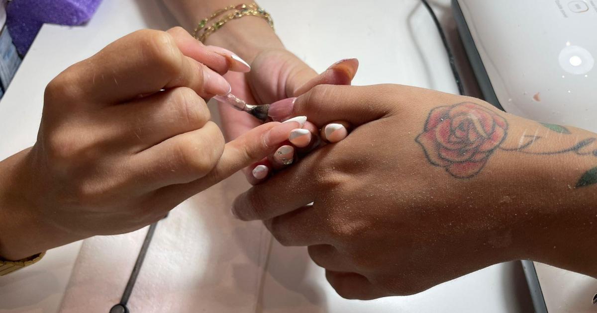 Desconocimiento ante la retirada de ciertos esmaltes: «Llevo bastantes años haciéndome las uñas y nunca me han dolido ni me han salido rojeces»