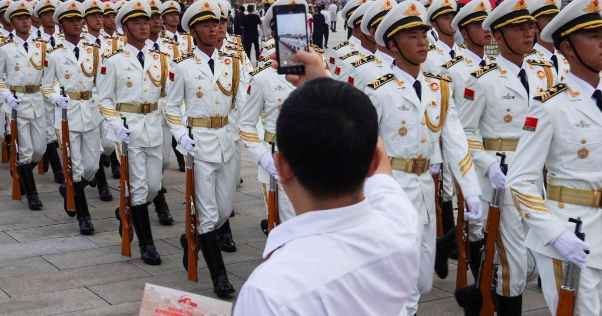 Xi Jinping proyecta para el mundo el poder militar de China en un desfile plagado de gestos