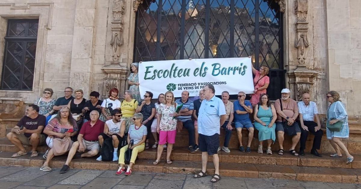 Las asociaciones de vecinos claman contra Cort: «Somos la mano de obra barata de los barrios»