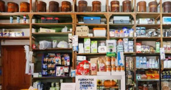 El comercio centenario que sigue siendo el alma de este pueblo de Mallorca: una tienda de ultramarinos que fue clave durante la Guerra Civil