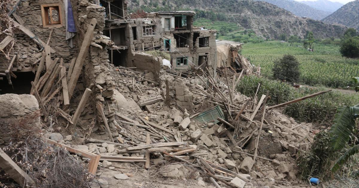 Aumentan a más de 2.200 los muertos por el terremoto en el este de Afganistán