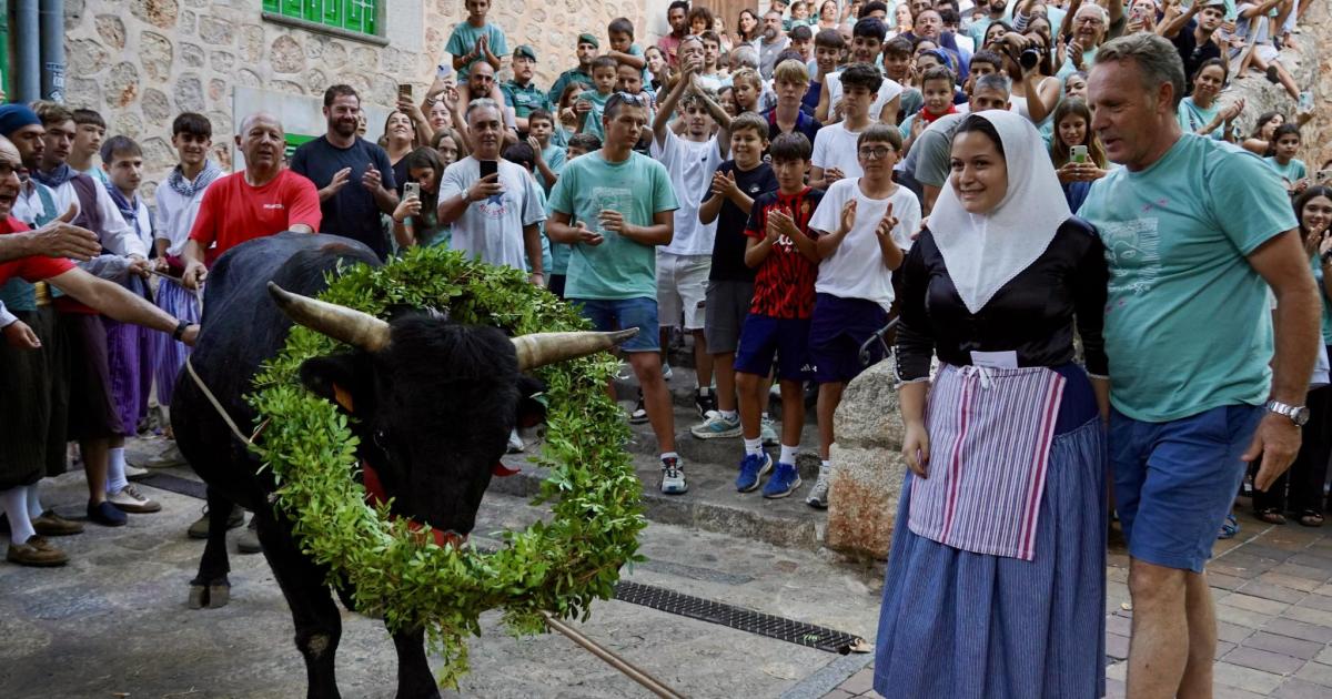 Fornalutx vibra con la 'Baixada del Bou'
