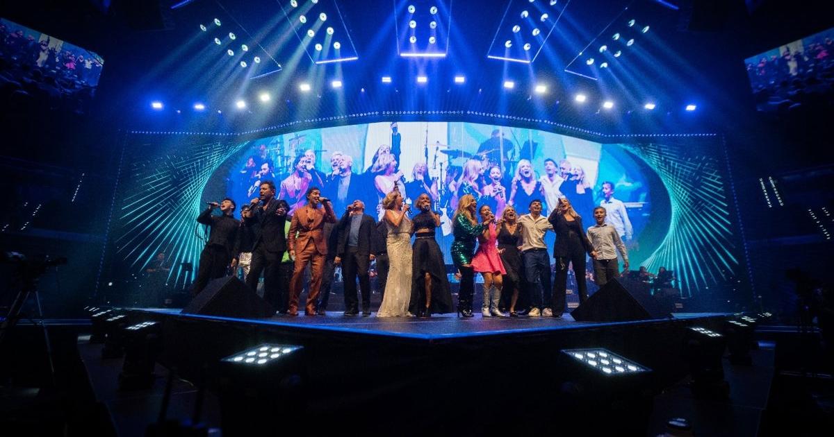 Un canto colectivo al legado "eterno" de Nino Bravo pone banda sonora al 'bautizo' del Roig Arena