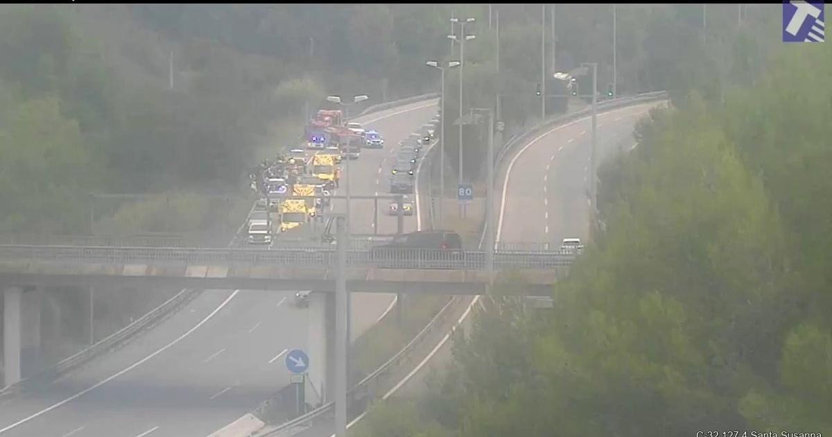 Un autocar con unos 60 turistas vuelca en Barcelona
