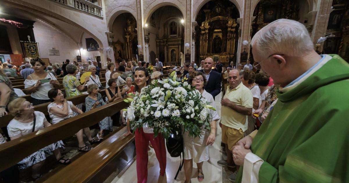 Multitudinaria ofrenda floral por la Mare de Déu de la Salut en Palma